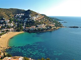 Apartment by the Rock Beach