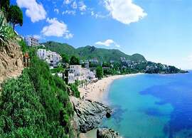 Apartment by the Rock Beach