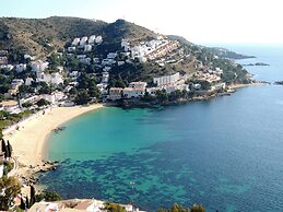 Apartment by the Rock Beach