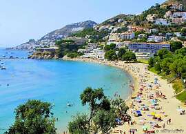 Apartment by the Rock Beach