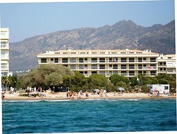 Beachfront Apartment in Roses