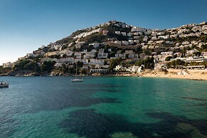 Beachfront Apartment in Roses