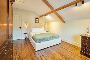 Host Stay The Rooftop Gallery