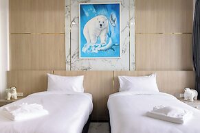 Bear & Bird Hotel