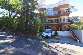 Spacious Apt. With Barbecue in Roses