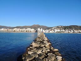 Spacious Apt. With Barbecue in Roses