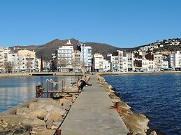 Spacious Apt. With Barbecue in Roses