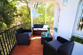 Spacious Apt. With Barbecue in Roses