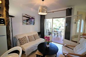 Spacious Apt. With Barbecue in Roses