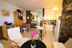 Spacious Apt. With Barbecue in Roses