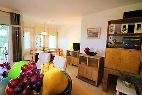 Spacious Apt. With Barbecue in Roses