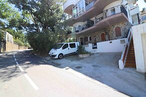 Spacious Apt. With Barbecue in Roses