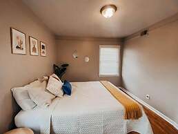 The Burrow-Cozy 3 BDRM HM - Free Parking