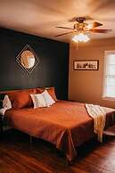 The Burrow-Cozy 3 BDRM HM - Free Parking