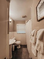The Burrow-Cozy 3 BDRM HM - Free Parking