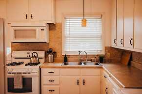 The Burrow-Cozy 3 BDRM HM - Free Parking