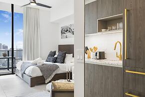 Lux Studio W City Views and Pool