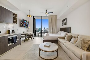 Lux Studio W City Views and Pool