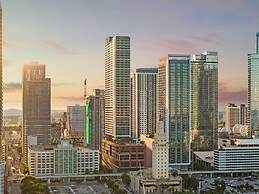 Lux Studio W City Views and Pool