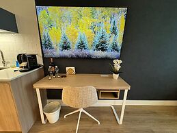 Lux Studio W City Views and Pool