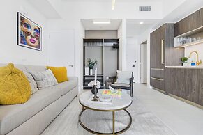 Lux Studio W City Views and Pool