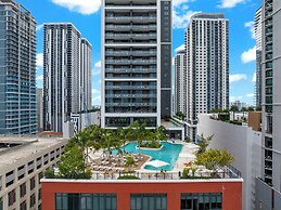 Lux Studio W City Views and Pool