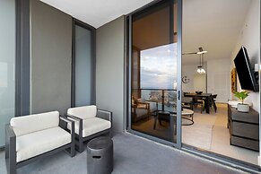 Lux Studio W City Views and Pool