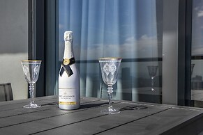 Lux Studio W City Views and Pool