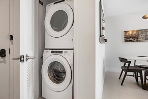 Lux Studio W City Views and Pool