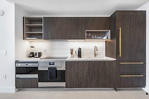 Lux Studio W City Views and Pool