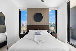 Lux Studio W City Views and Pool