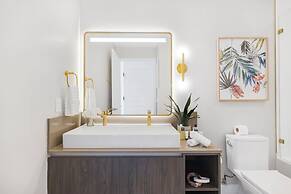 Lux Studio W City Views and Pool