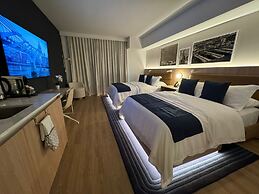 Lux Studio W City Views and Pool