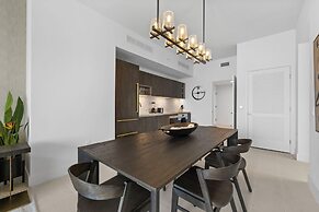 Lux Studio W City Views and Pool