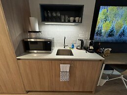 Lux Studio W City Views and Pool