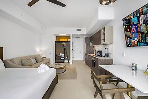 Lux Studio W City Views and Pool