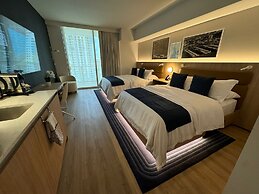 Lux Studio W City Views and Pool