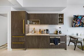 Lux Studio W City Views and Pool