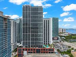 Lux Studio W City Views and Pool