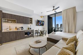 Lux Studio W City Views and Pool