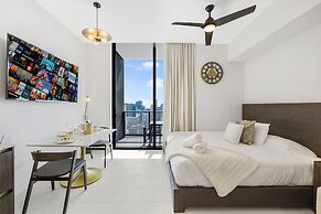 Lux Studio W City Views and Pool