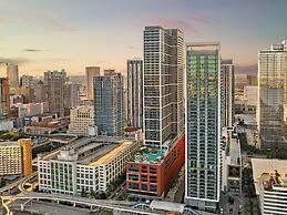 Lux Studio W City Views and Pool