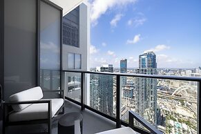 Lux Studio W City Views and Pool