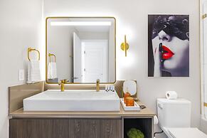 Lux Studio W City Views and Pool