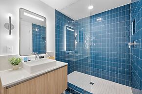 Lux Studio W City Views and Pool