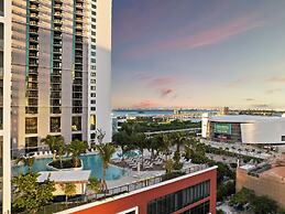 Lux Studio W City Views and Pool