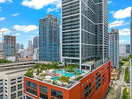 Lux Studio W City Views and Pool