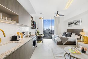 Lux Studio W City Views and Pool