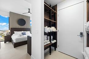 Lux Studio W City Views and Pool