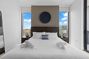 Lux Studio W City Views and Pool